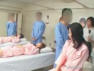 Asiatiskapojke brunett sweetheart slag hårig axel vid den sjukhus